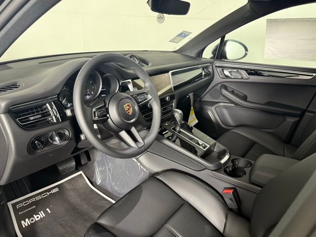 2025 Porsche Macan T photo 4