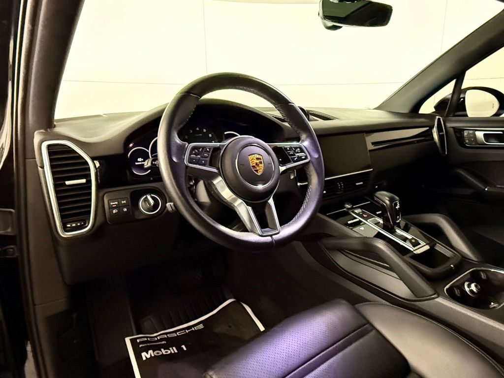 2022 Porsche Cayenne Base photo 3