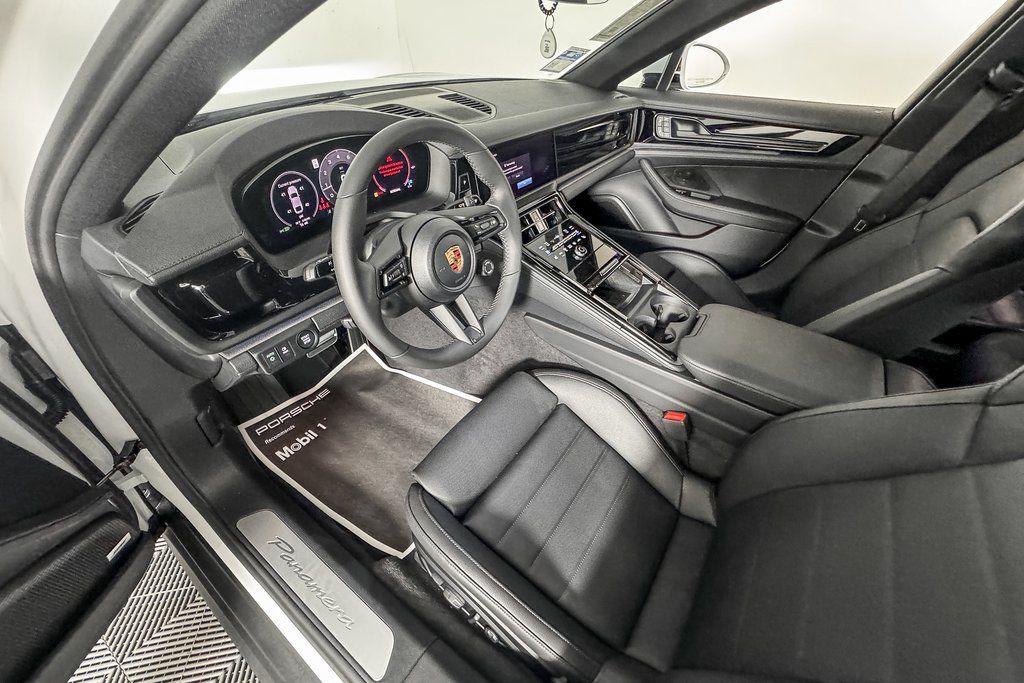 2025 Porsche Panamera 4 photo 4