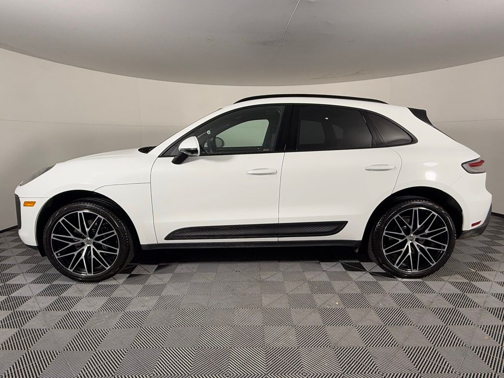 2025 Porsche Macan T photo 2