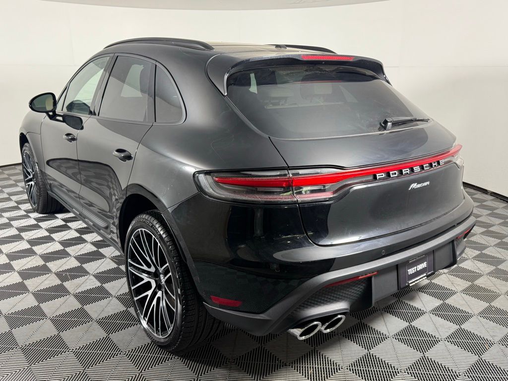 2025 Porsche Macan T photo 3