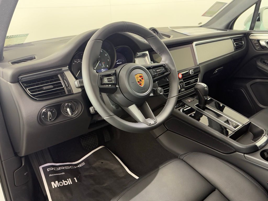 2026 Porsche Macan T photo 4