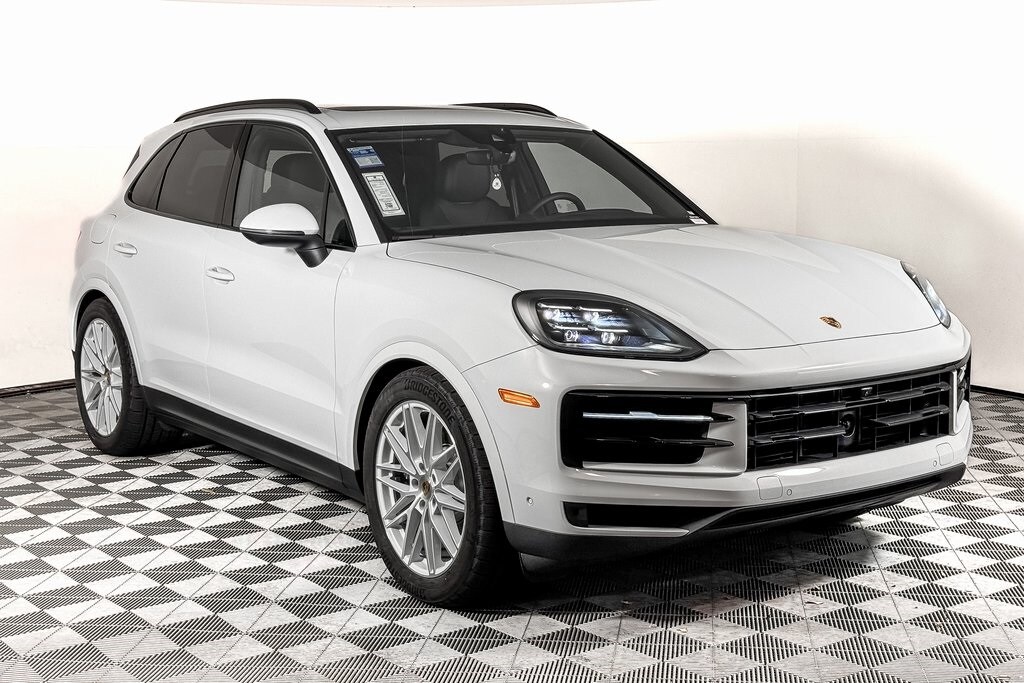 2024 Porsche Cayenne S photo 2