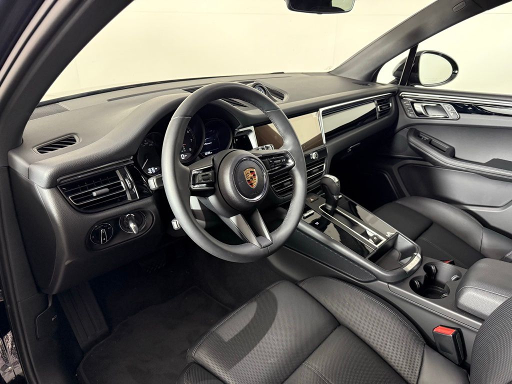 2025 Porsche Macan T photo 4