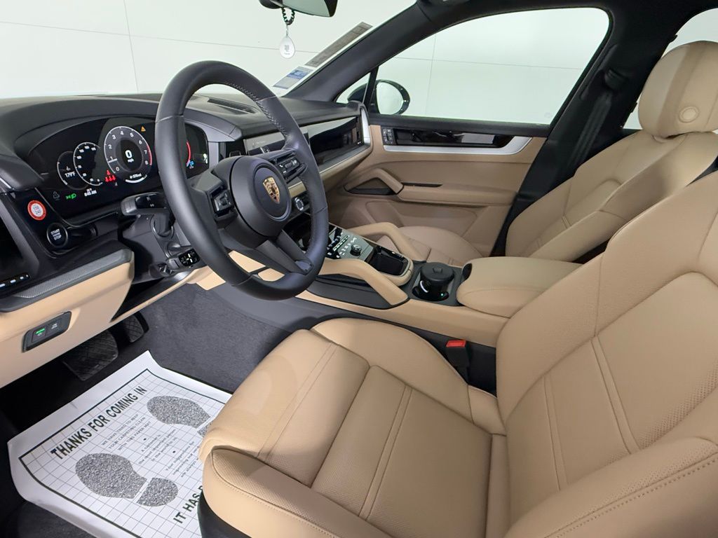 2025 Porsche Cayenne photo 3