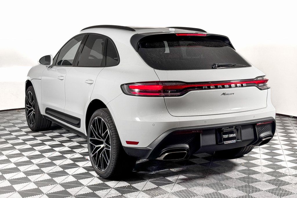 2025 Porsche Macan photo 2