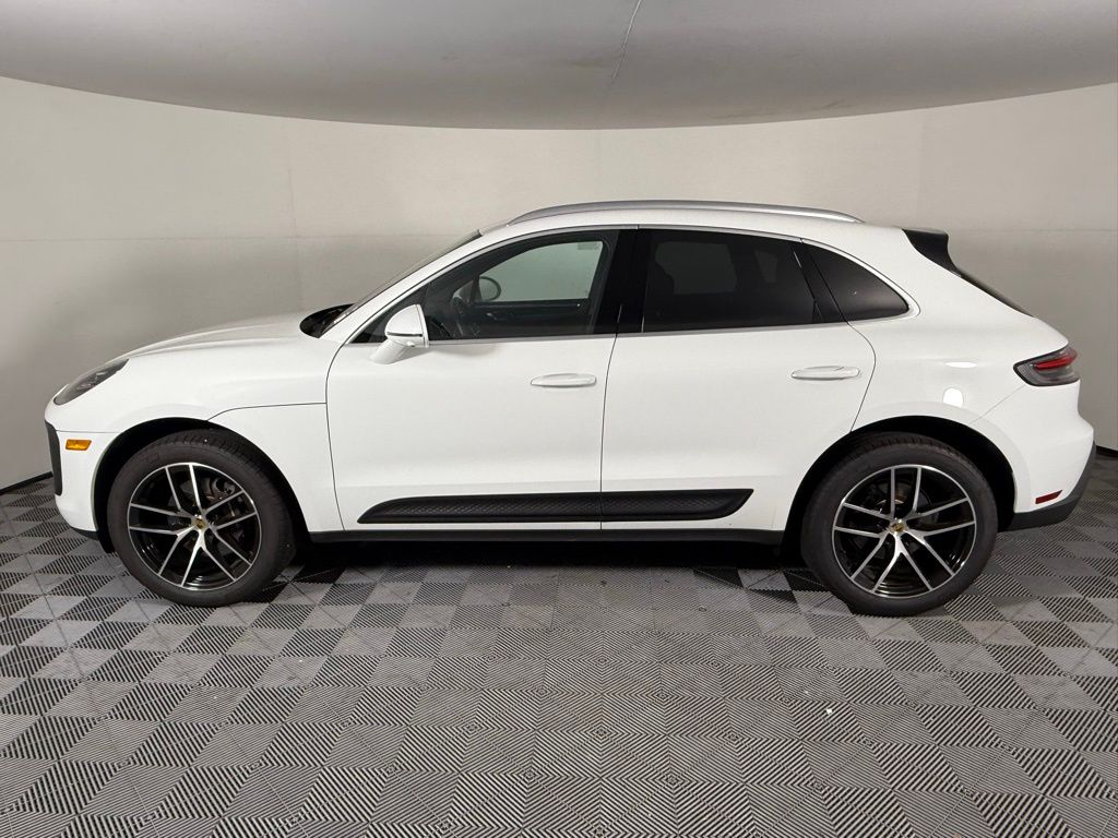 2024 Porsche Macan S photo 2