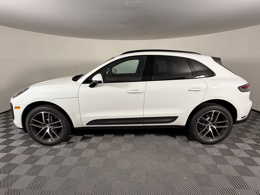2025 Porsche Macan T photo 2