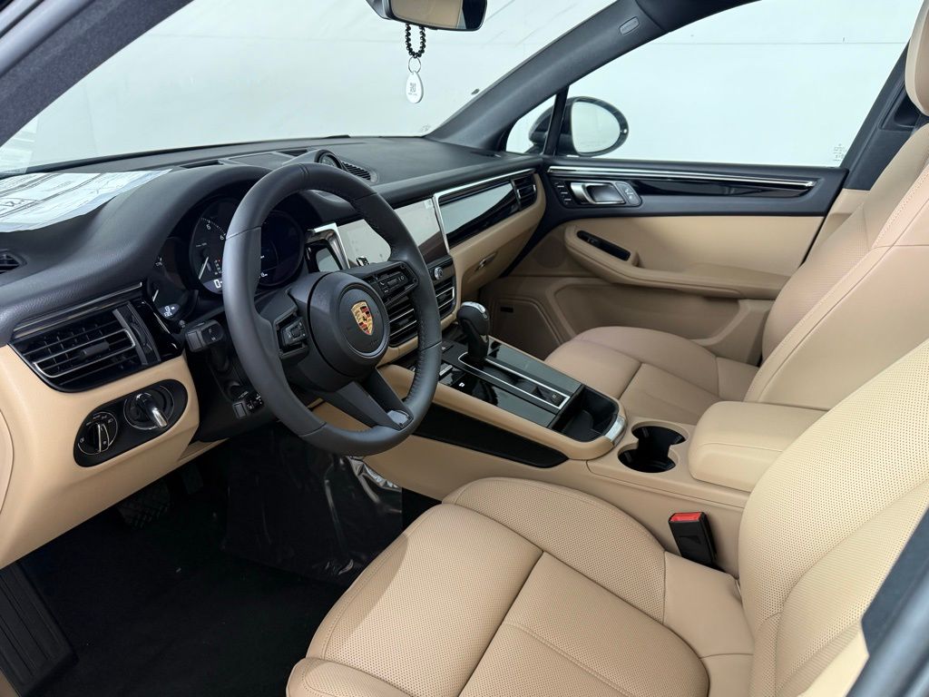 2025 Porsche Macan T photo 4