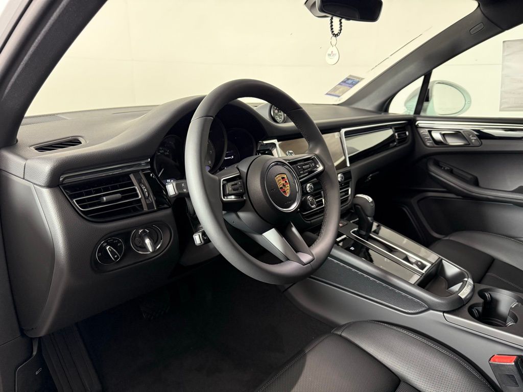 2025 Porsche Macan S photo 4
