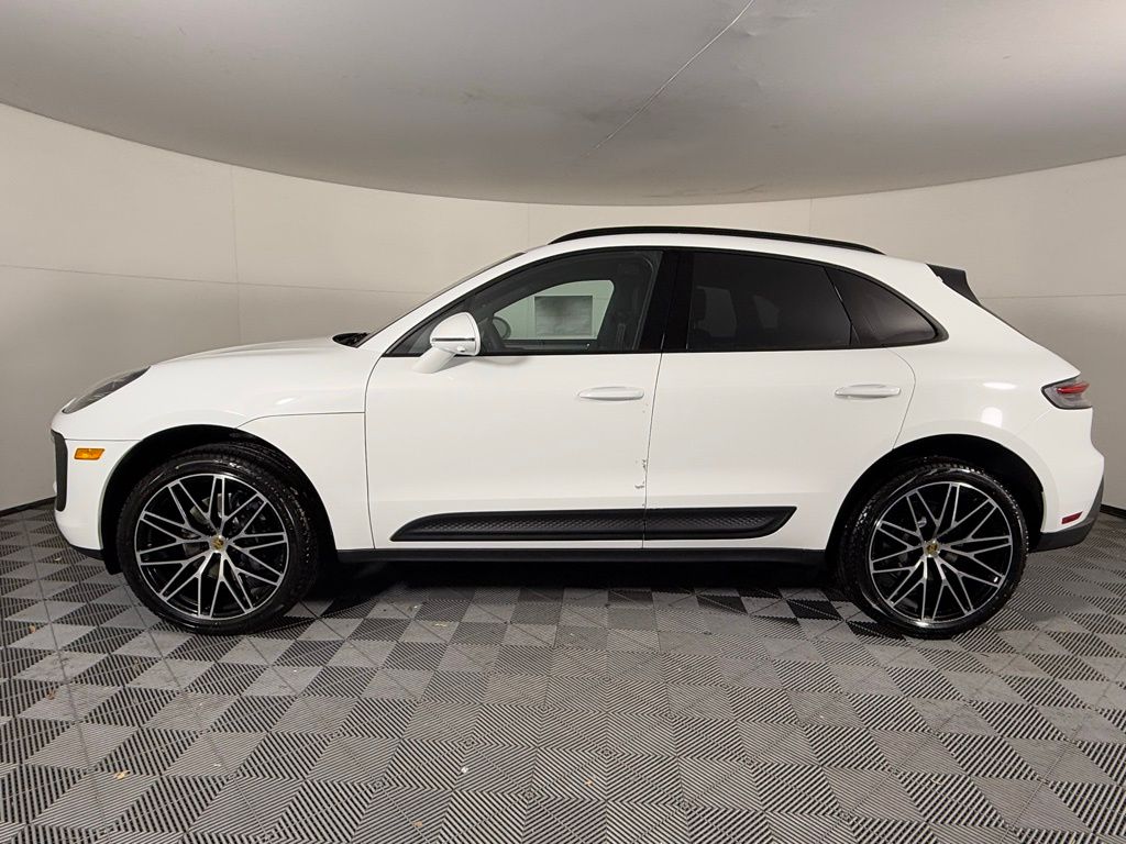 2026 Porsche Macan T photo 2