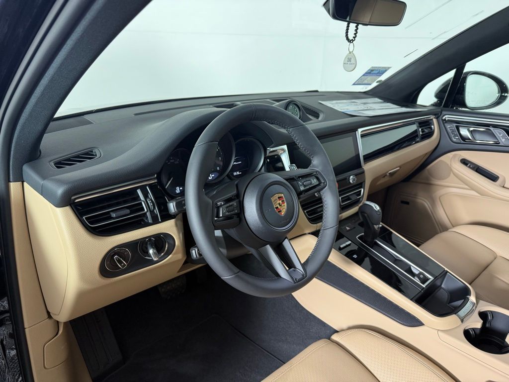 2025 Porsche Macan T photo 4