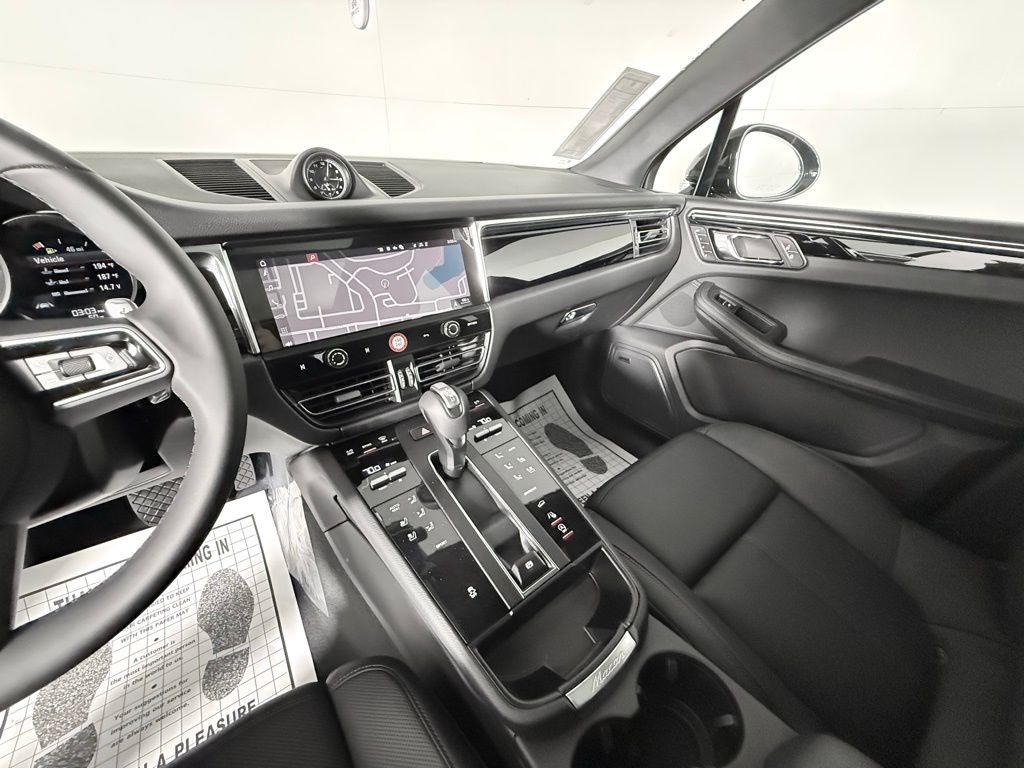 2025 Porsche Macan photo 4