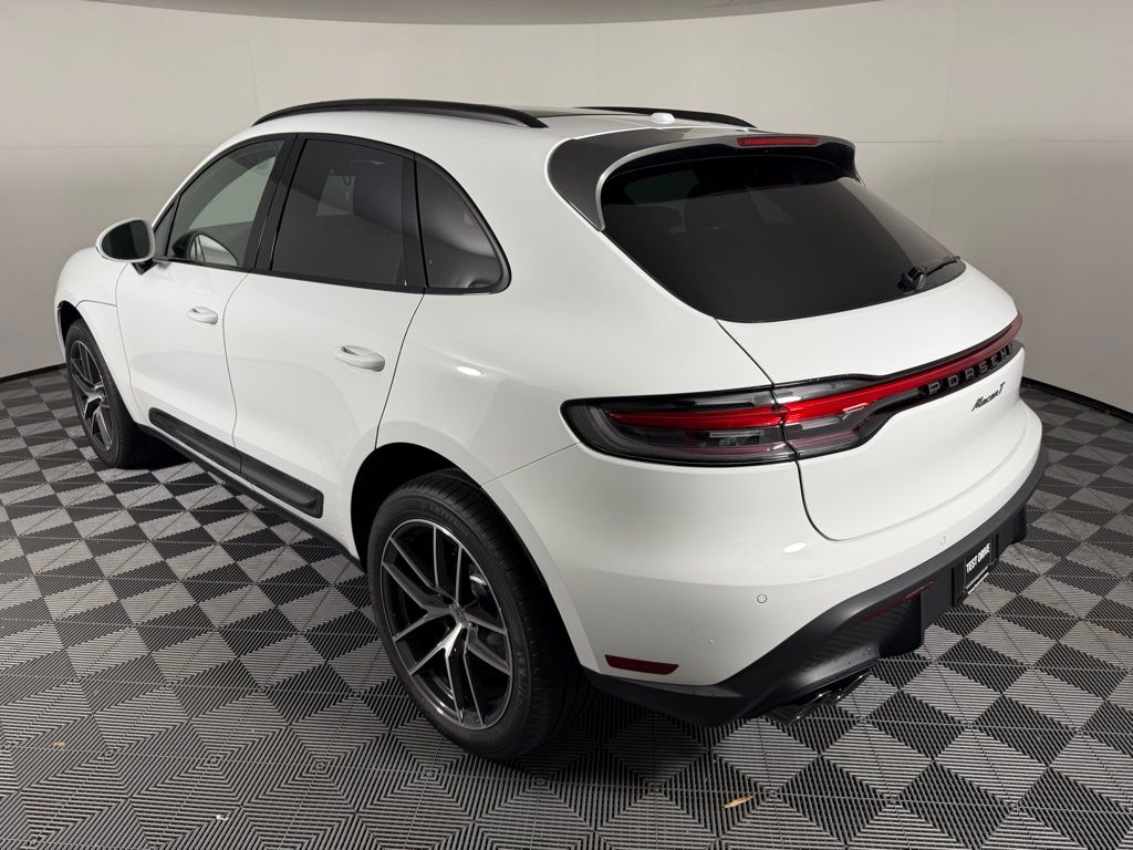 2025 Porsche Macan T photo 3