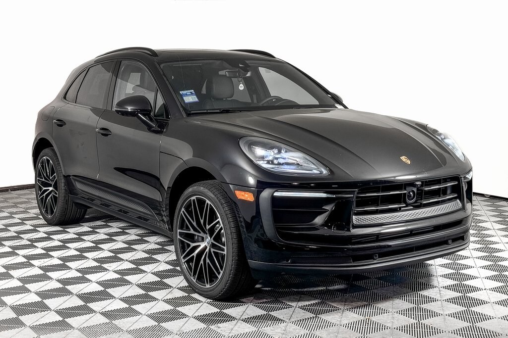 2025 Porsche Macan photo 4