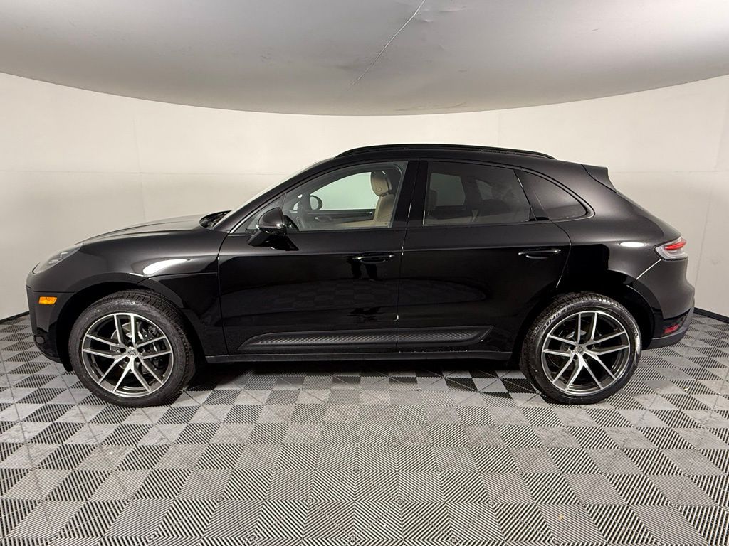 2025 Porsche Macan T photo 2