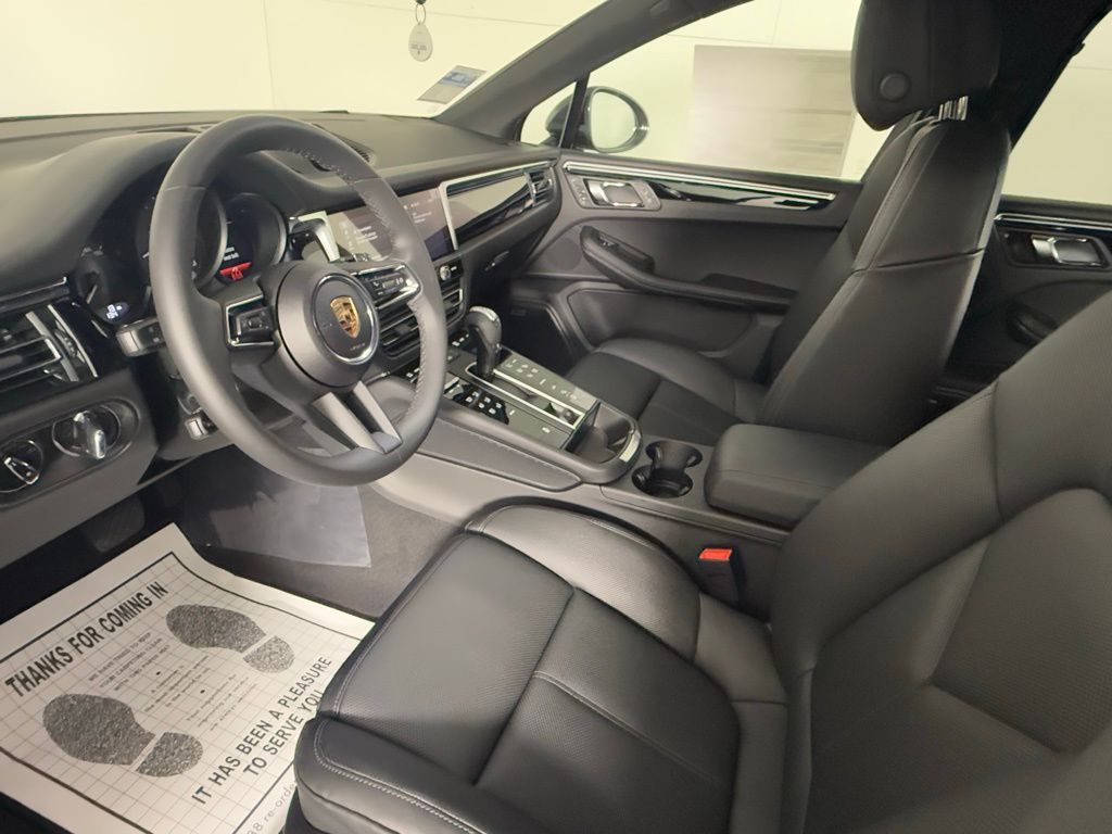 2025 Porsche Macan photo 4