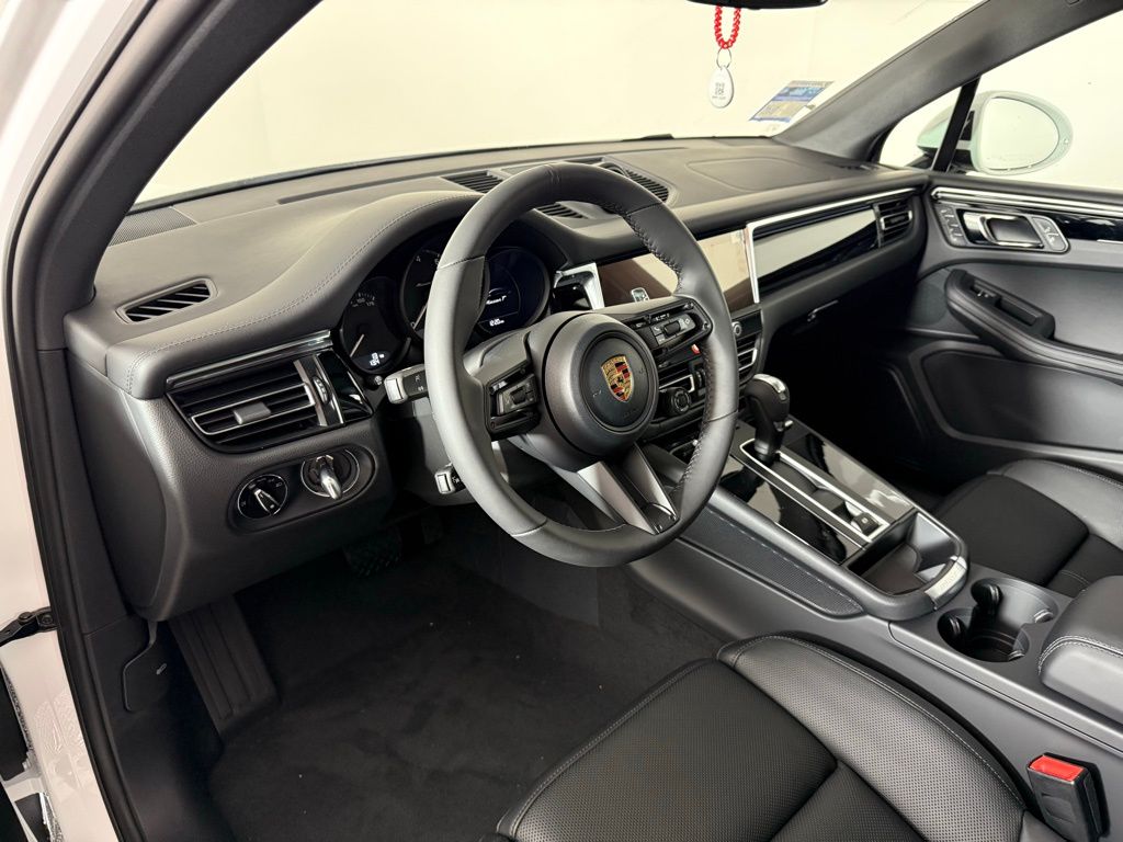 2025 Porsche Macan T photo 4