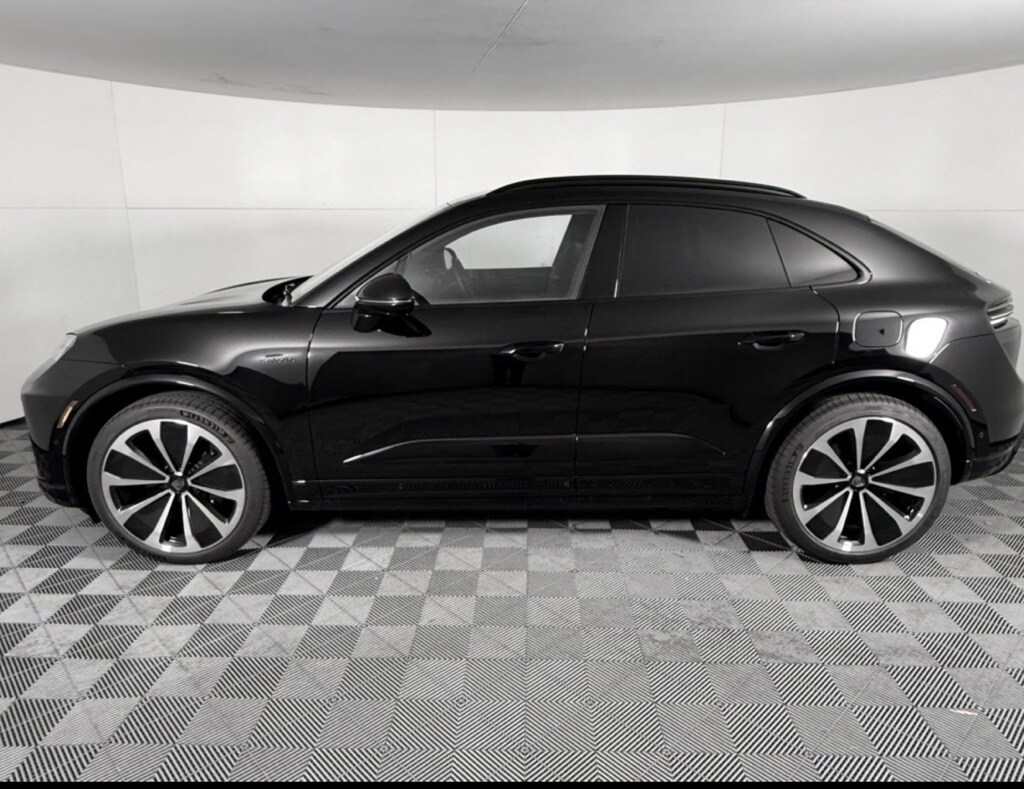 2025 Porsche Macan Electric Turbo photo 2