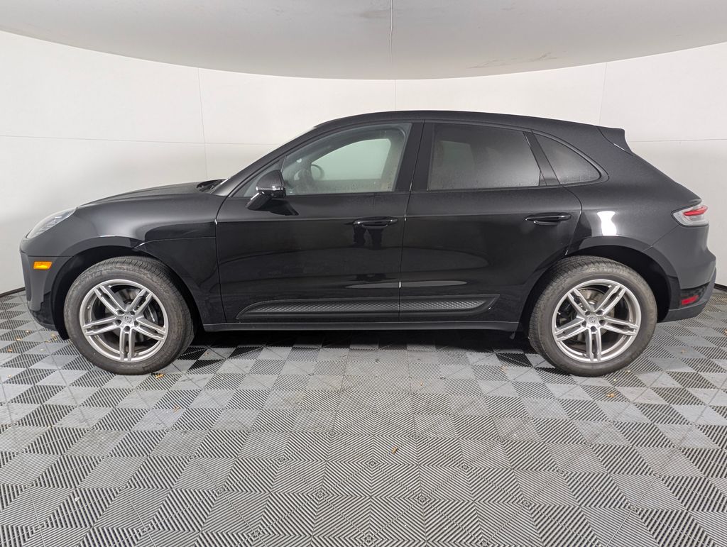 2025 Porsche Macan T photo 2