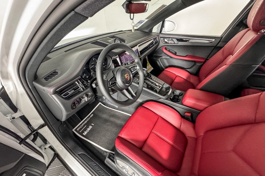 2025 Porsche Macan photo 4