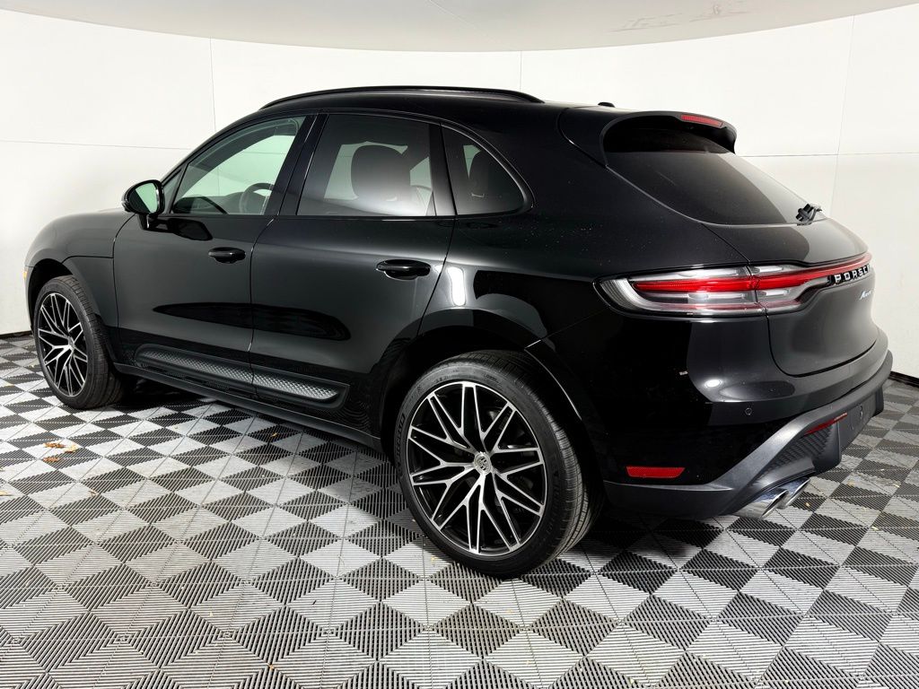 2025 Porsche Macan T photo 2