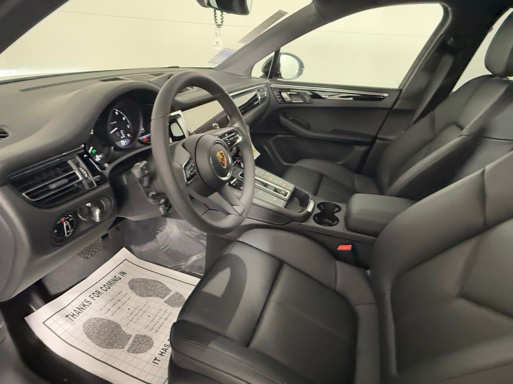 2025 Porsche Macan photo 4