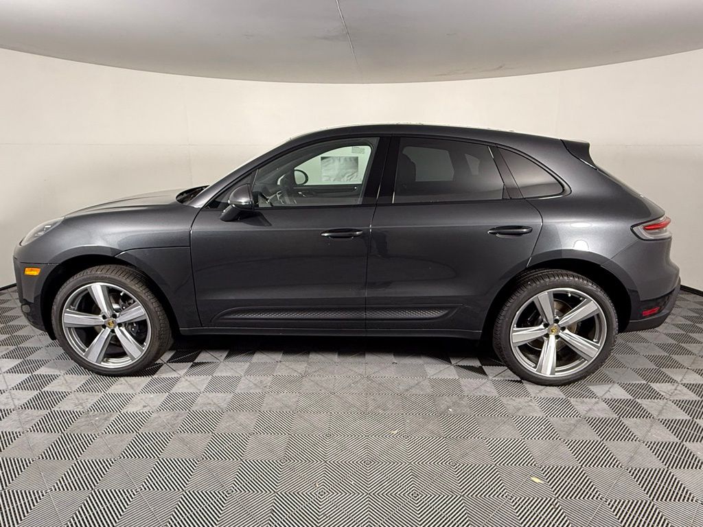 2025 Porsche Macan T photo 2