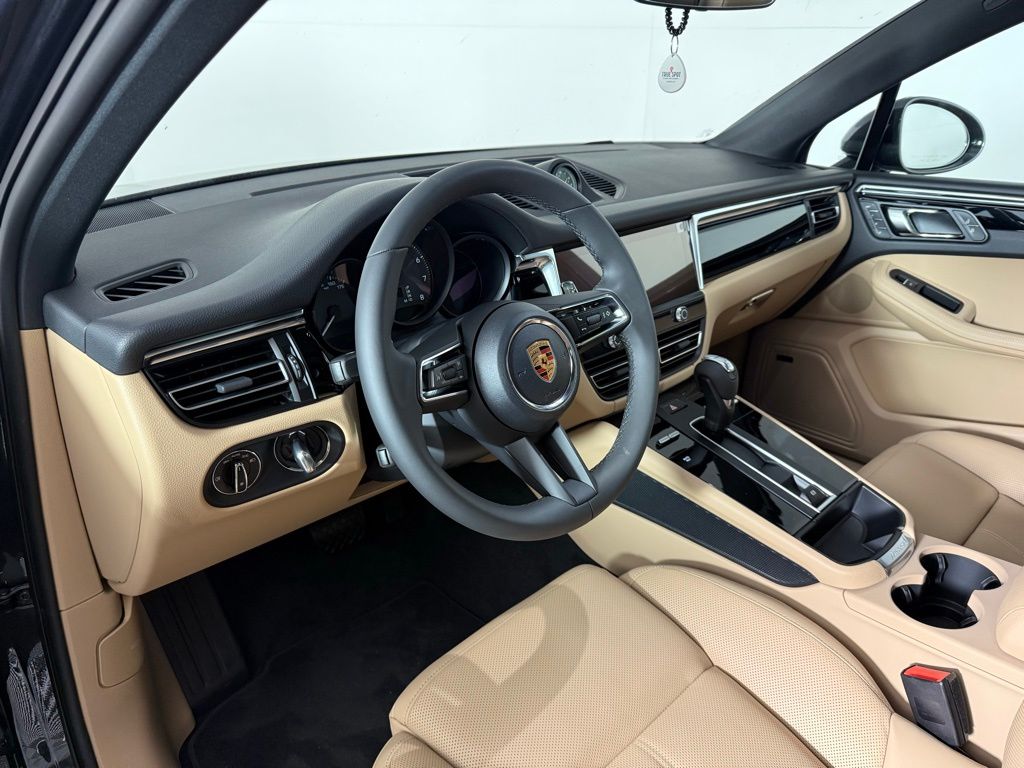 2026 Porsche Macan T photo 4