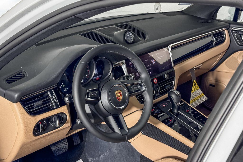2025 Porsche Macan photo 3