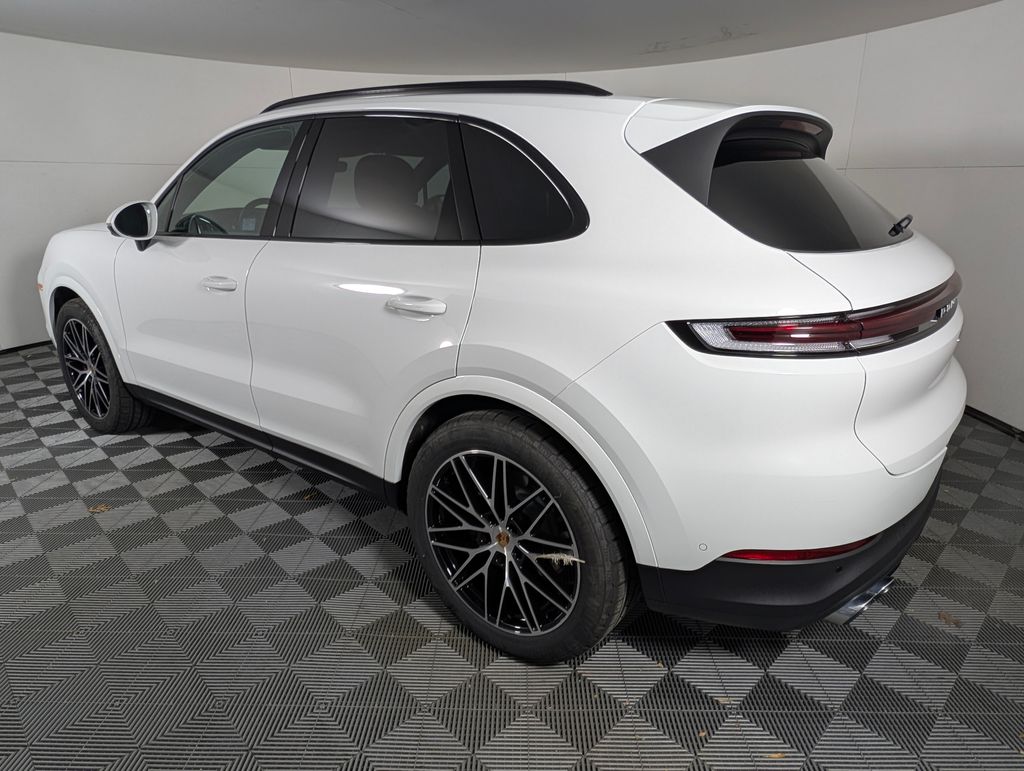 2025 Porsche Cayenne photo 3