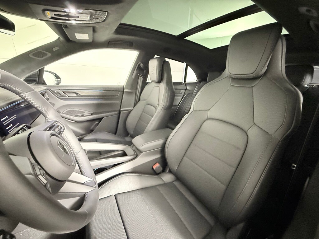 2025 Porsche Macan Electric Turbo photo 4