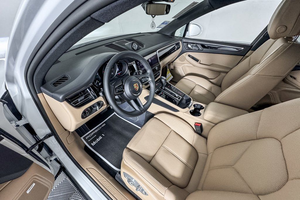 2025 Porsche Macan photo 4