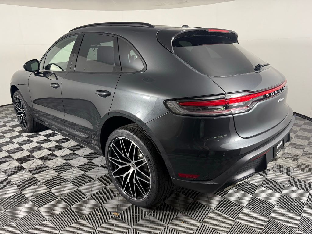 2025 Porsche Macan T photo 3