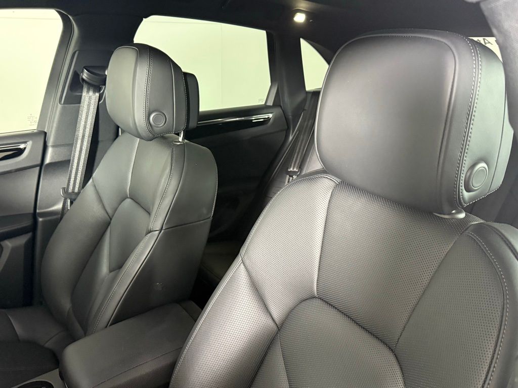 2025 Porsche Macan T photo 4