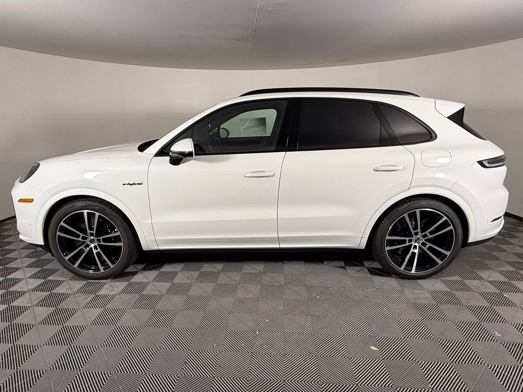 2025 Porsche Cayenne Turbo E-Hybrid photo 2