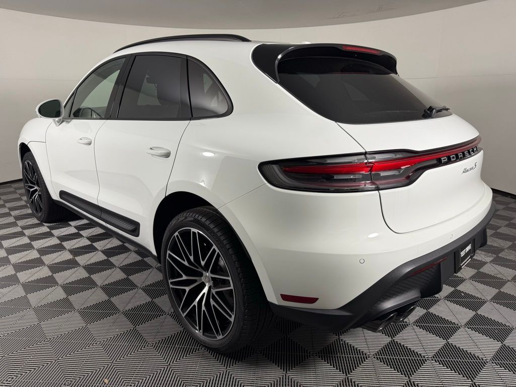 2025 Porsche Macan S photo 3