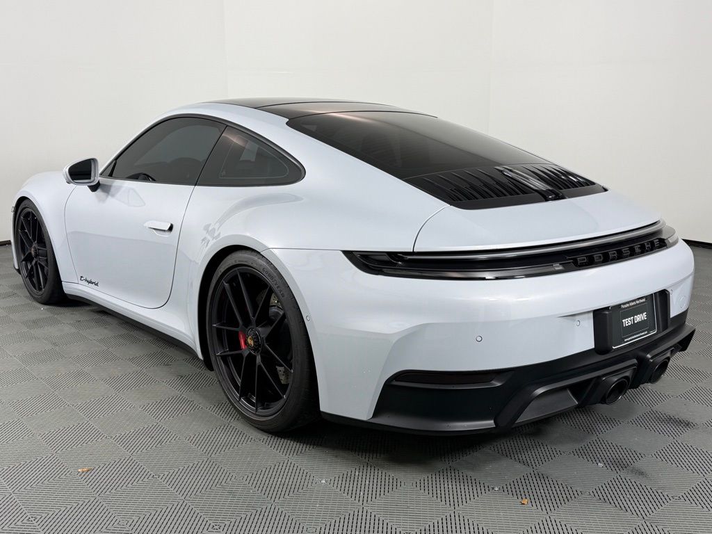 2025 Porsche 911 4 GTS photo 3