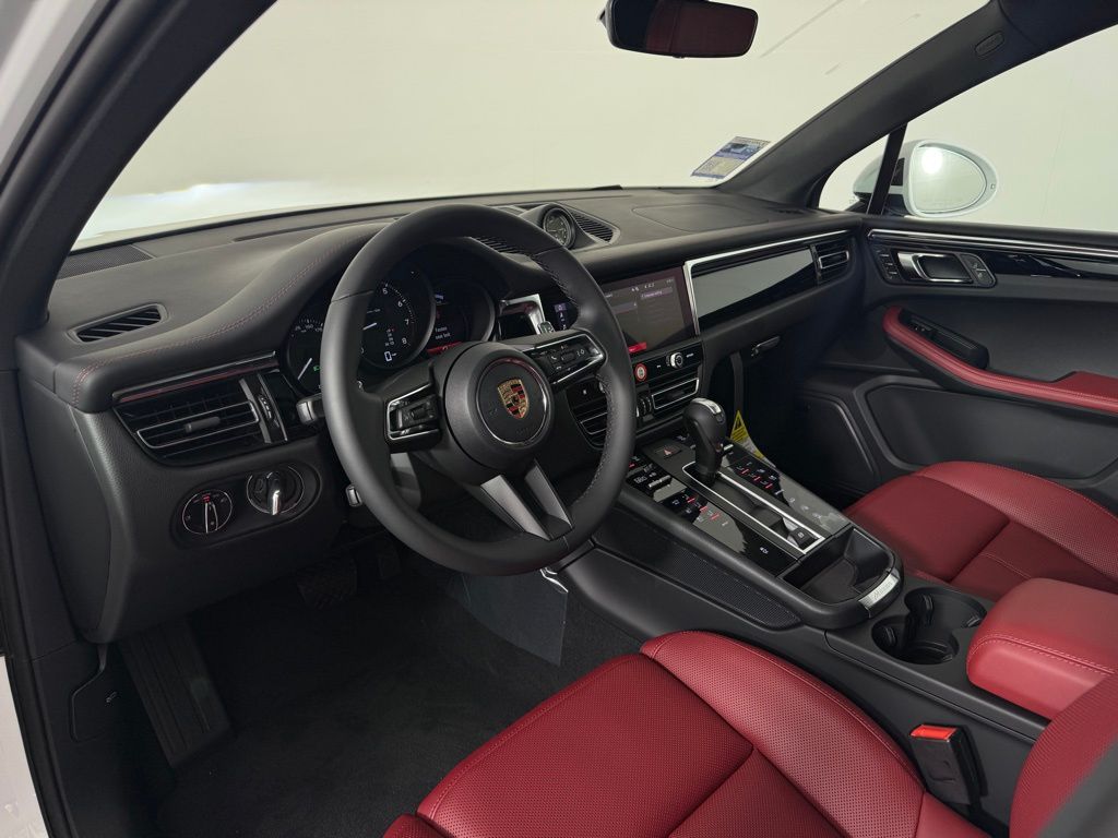 2026 Porsche Macan T photo 4