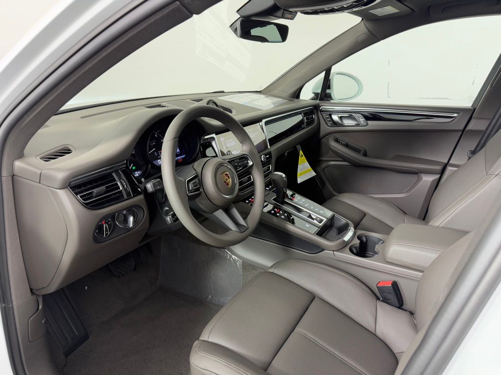 2026 Porsche Macan T photo 4