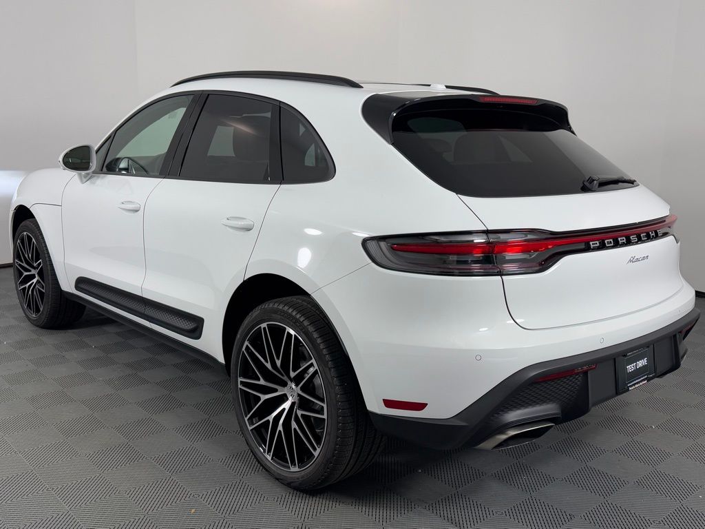 2026 Porsche Macan T photo 3