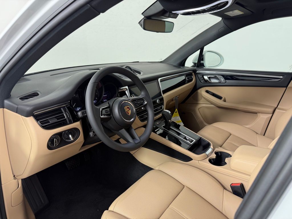 2026 Porsche Macan Base photo 4