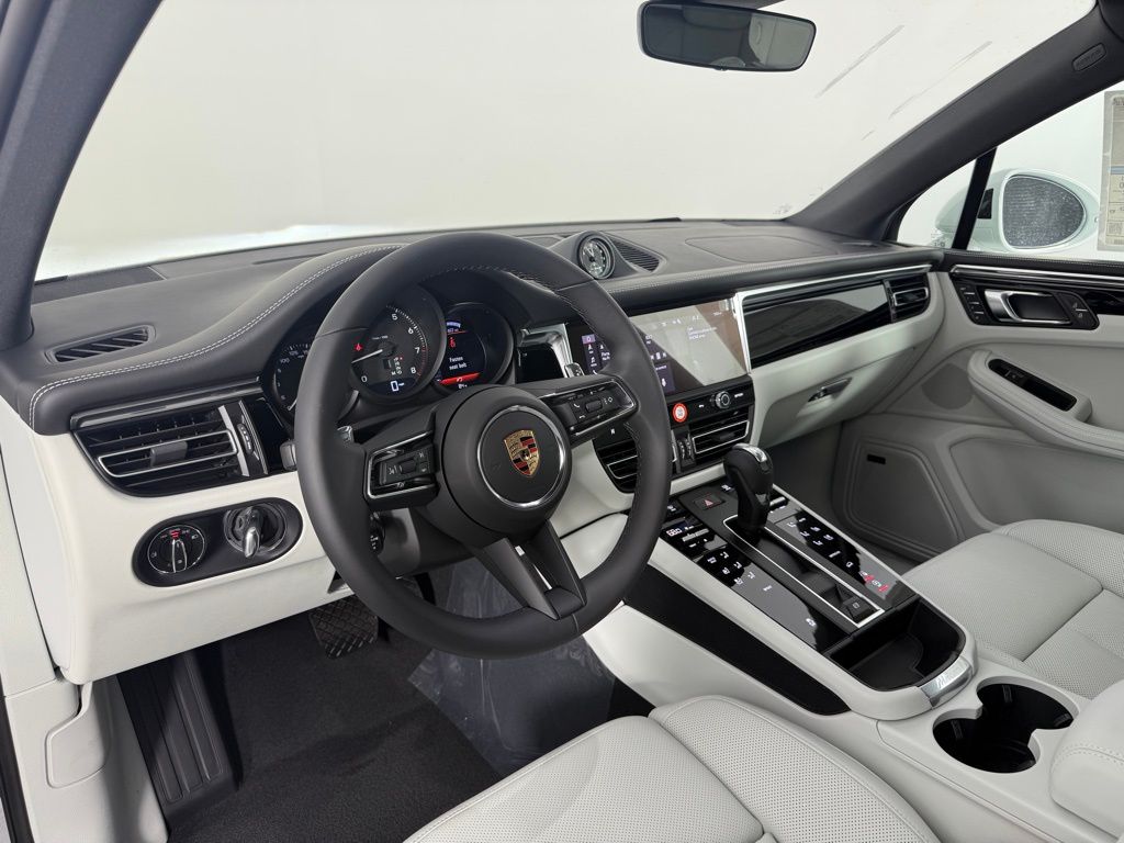 2025 Porsche Macan T photo 4