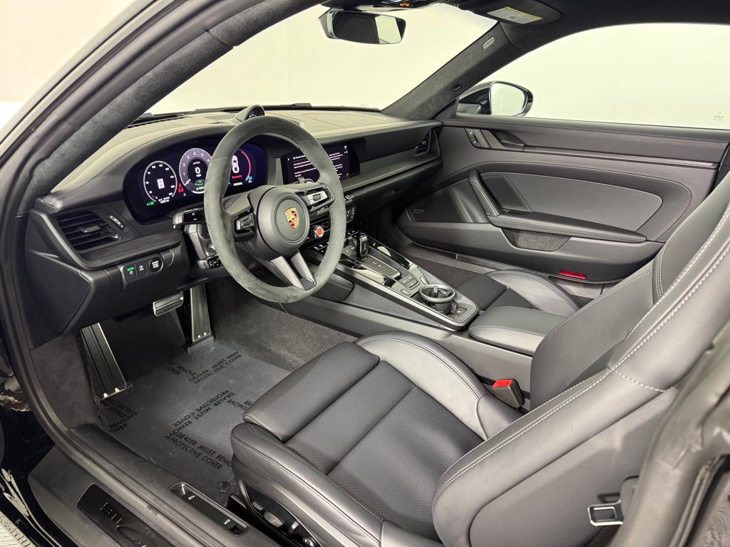 2025 Porsche 911 GTS photo 4