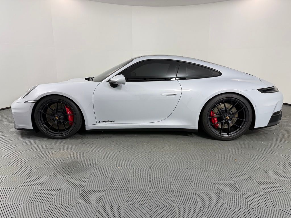 2025 Porsche 911 4 GTS photo 2