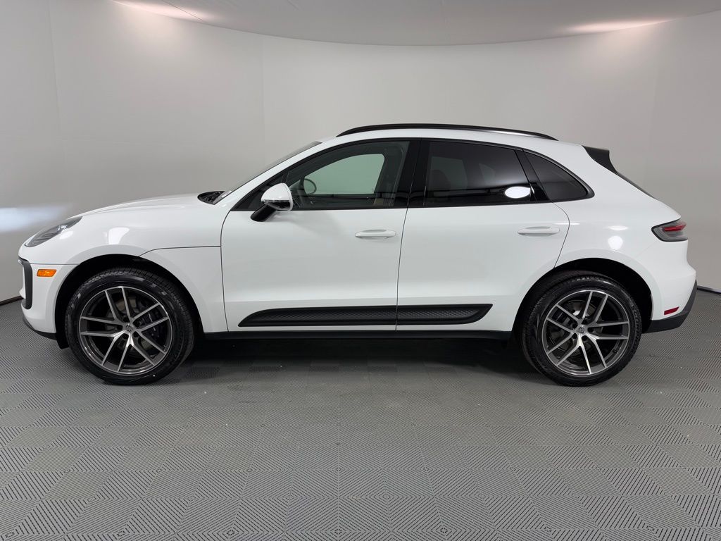 2026 Porsche Macan T photo 2