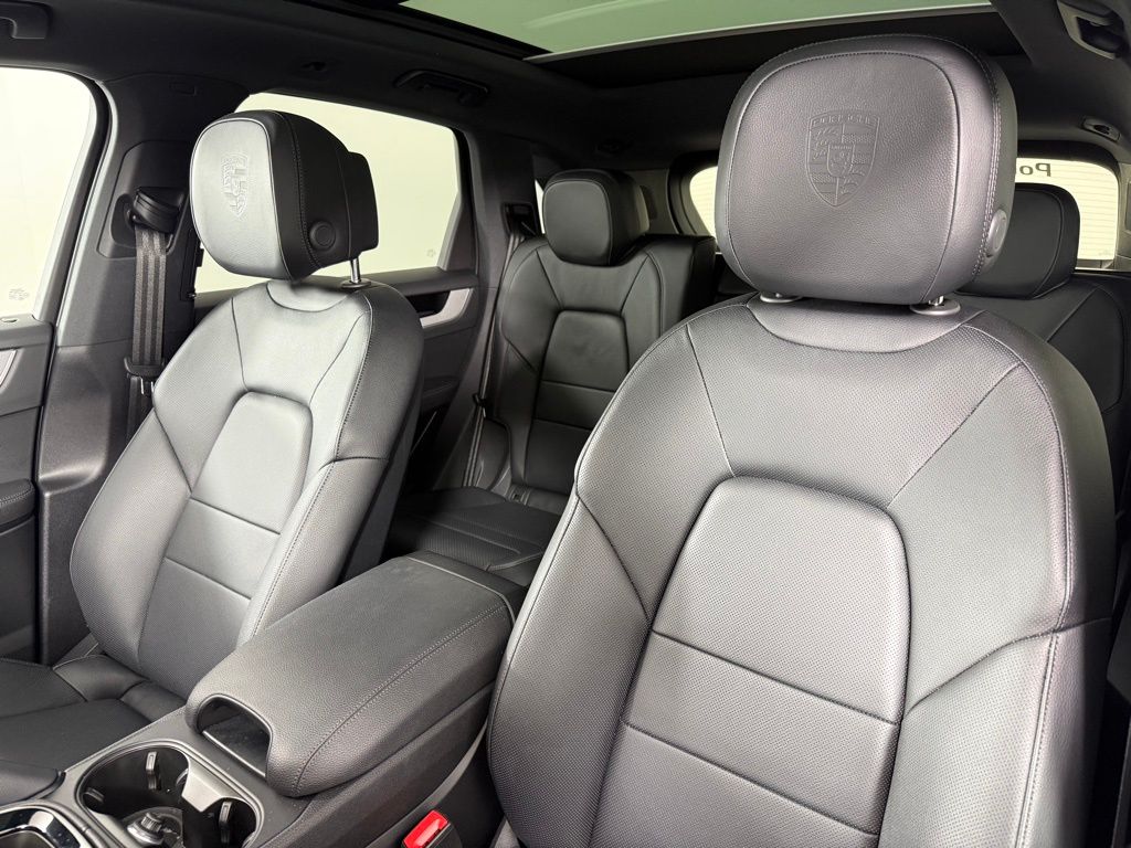 2025 Porsche Cayenne photo 3