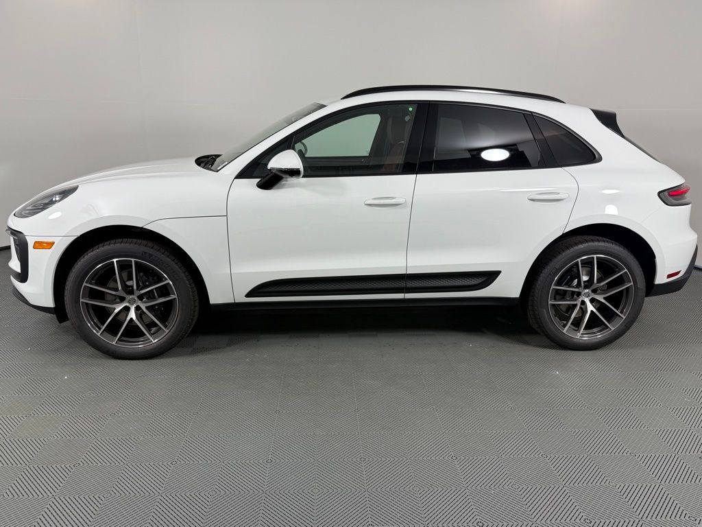 2026 Porsche Macan T photo 2
