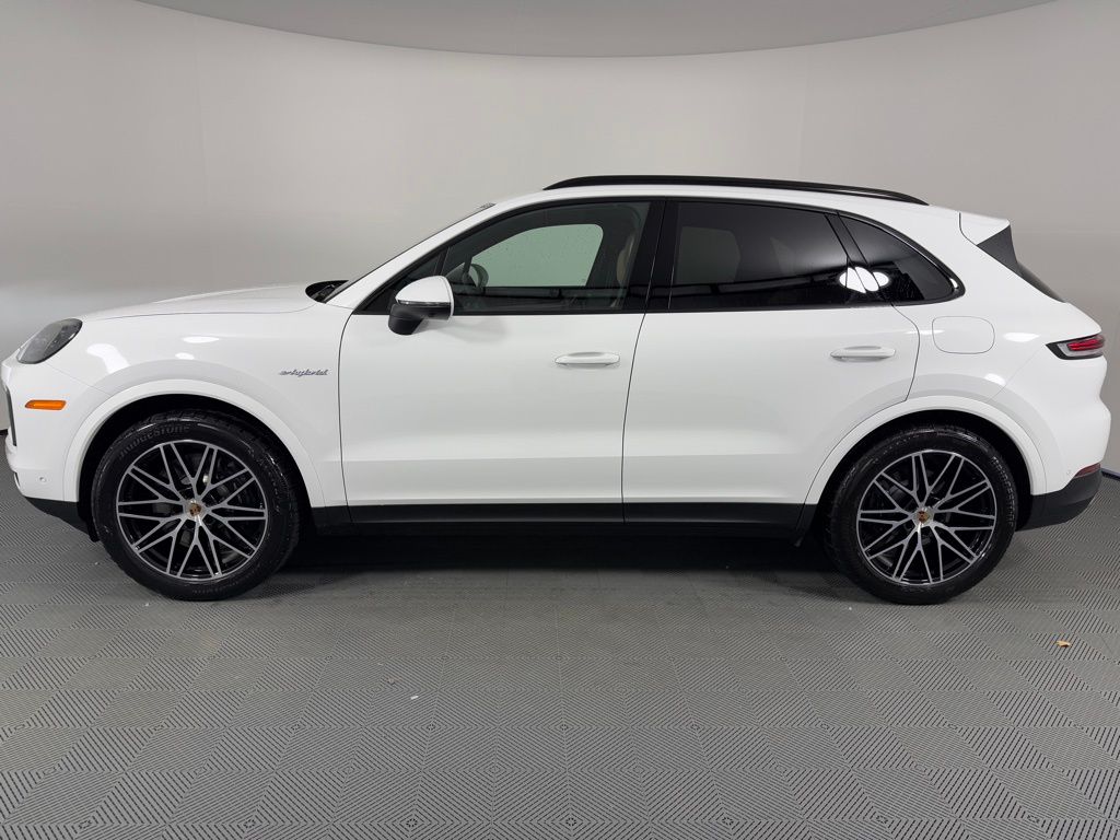 2025 Porsche Cayenne E-Hybrid photo 2
