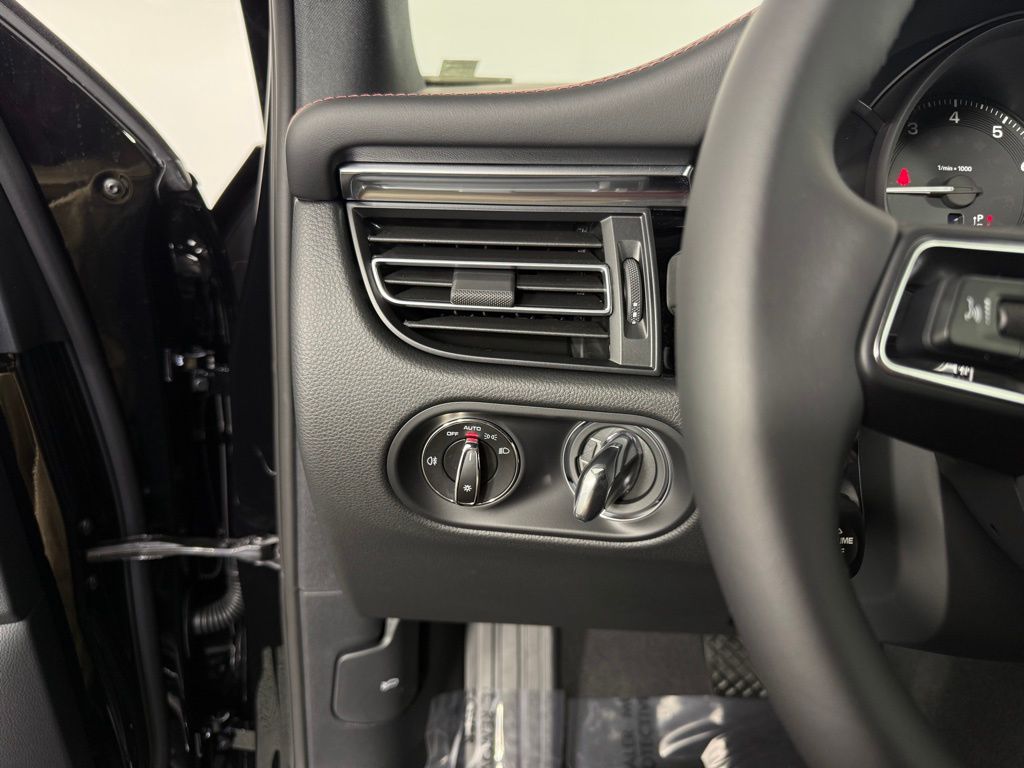 2026 Porsche Macan Base - Photo 30